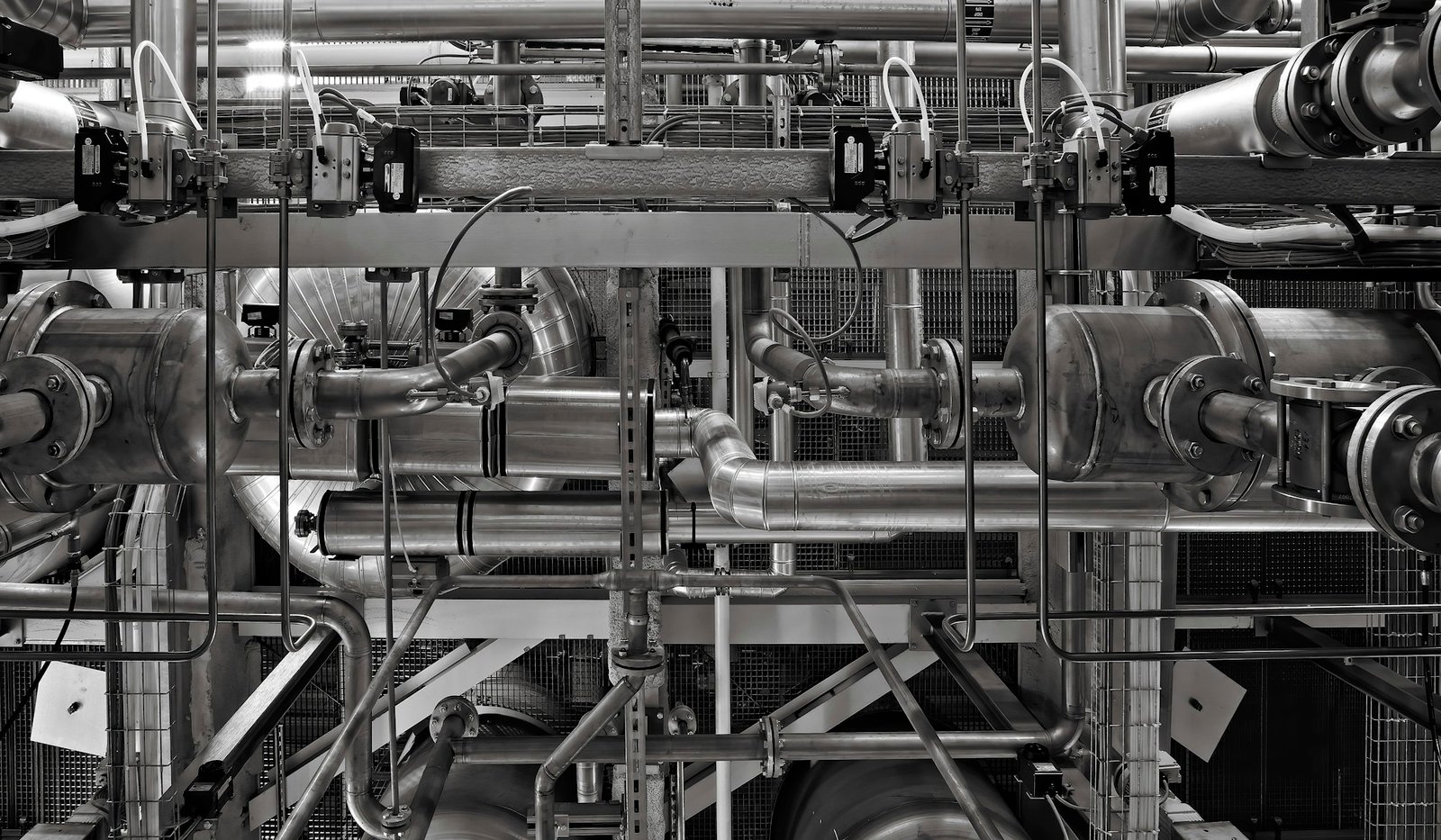 Tubazioni e valvole in un impianto industriale
