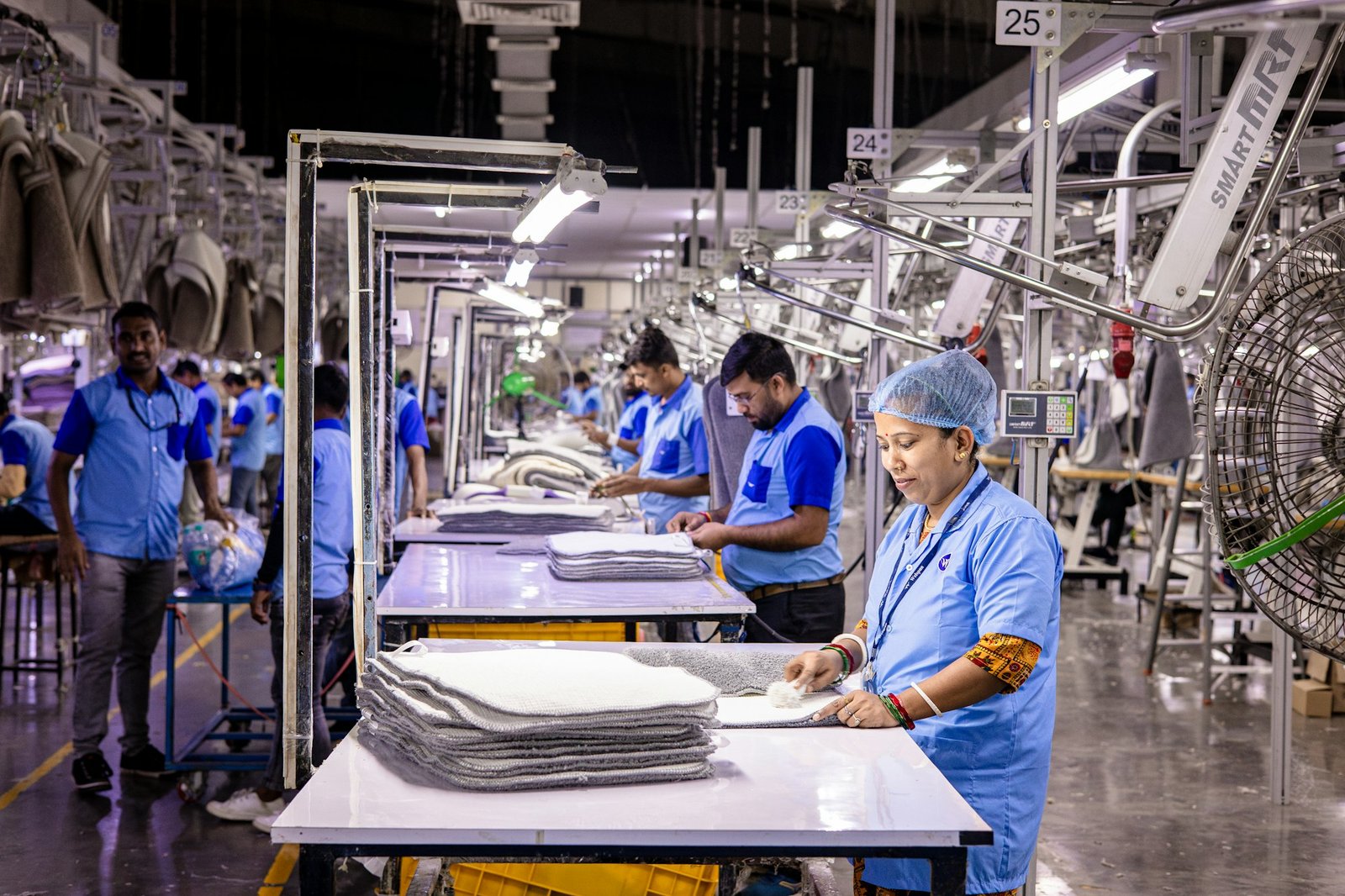 Lavoratori in uno stabilimento di confezione