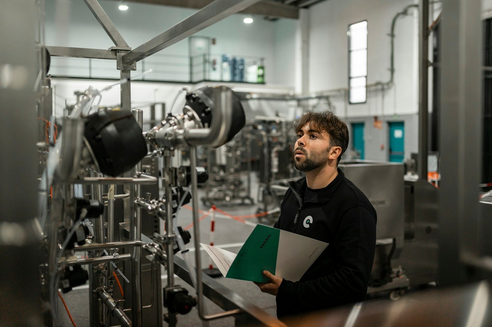 Un verificatore controlla un impianto in uno stabilimento