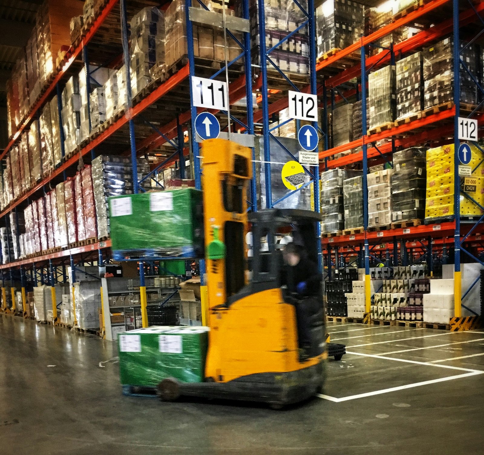 Carrello elevatore in un magazzino