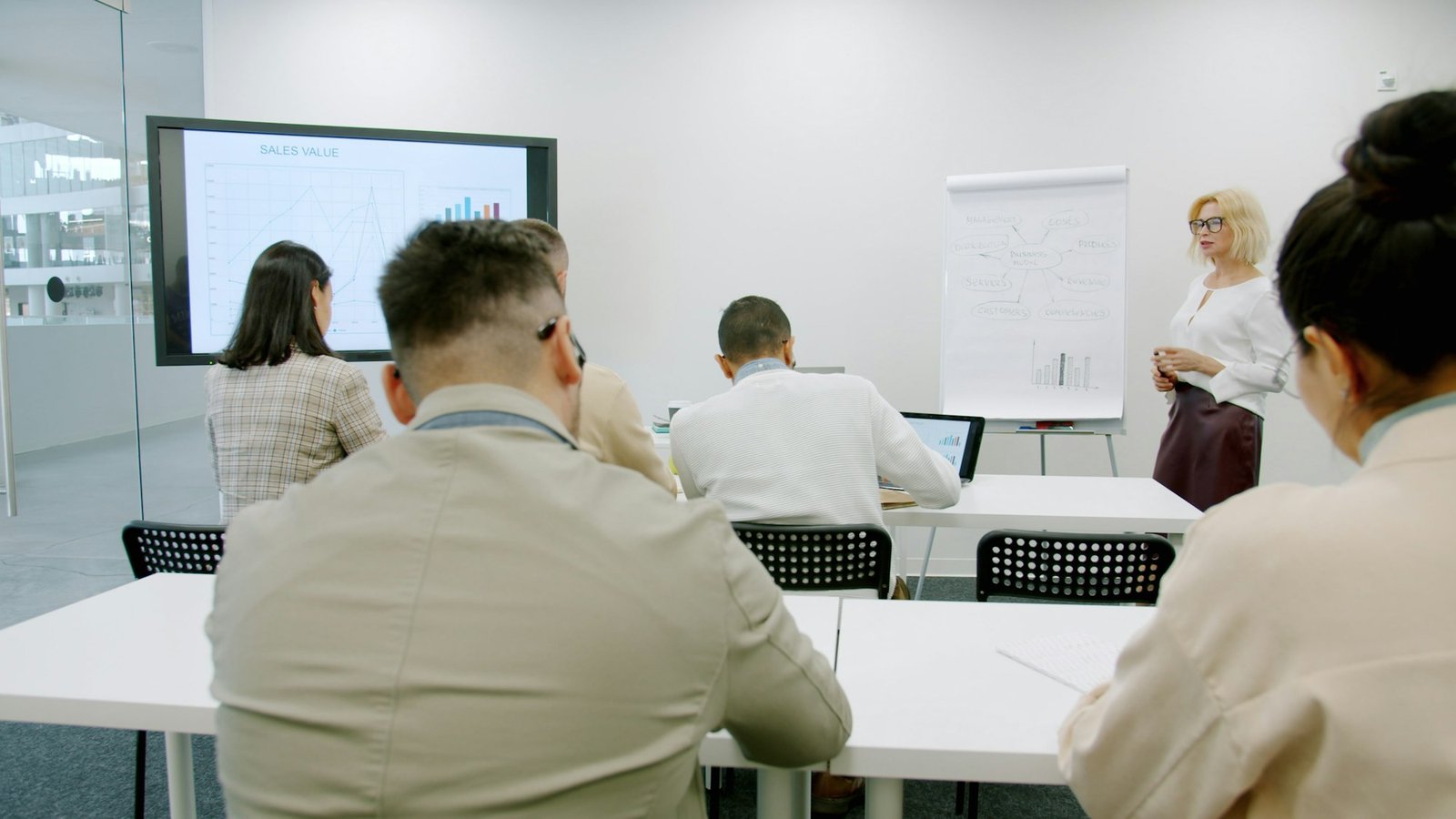 Persone in una sala riunioni durante una presentazione